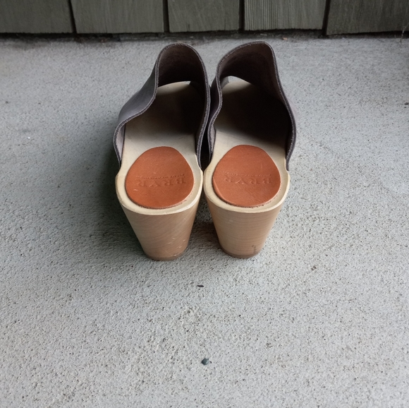 Bryr Peep Toe Gray Suade Clogs - Picture 4 of 6